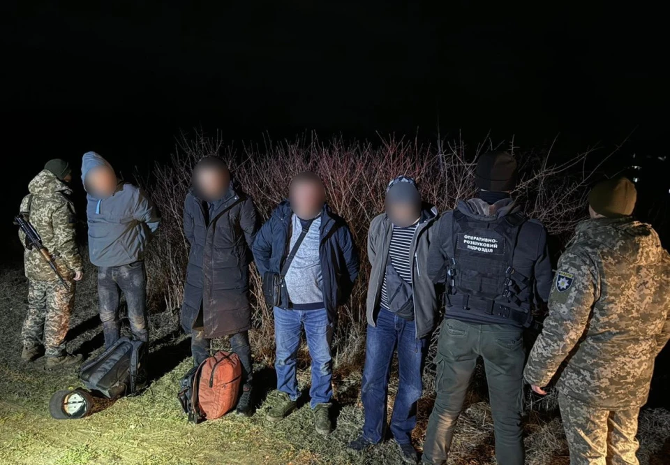 На кордоні з Румунією за допомогою дрона та службового собаки спіймали чоловіків, які планували втечу з України