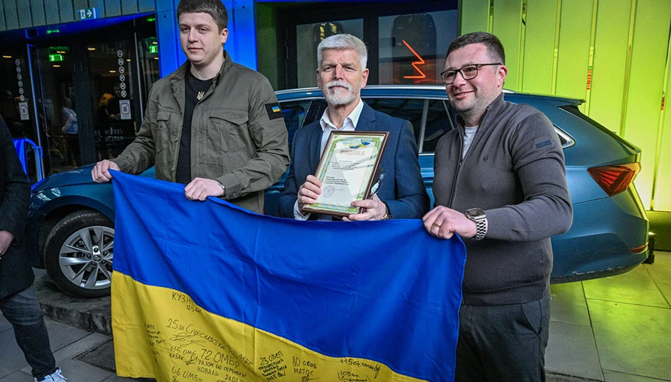 Президент Чехії Петр Павел передає автівку для пацієнтів із ампутаціями
