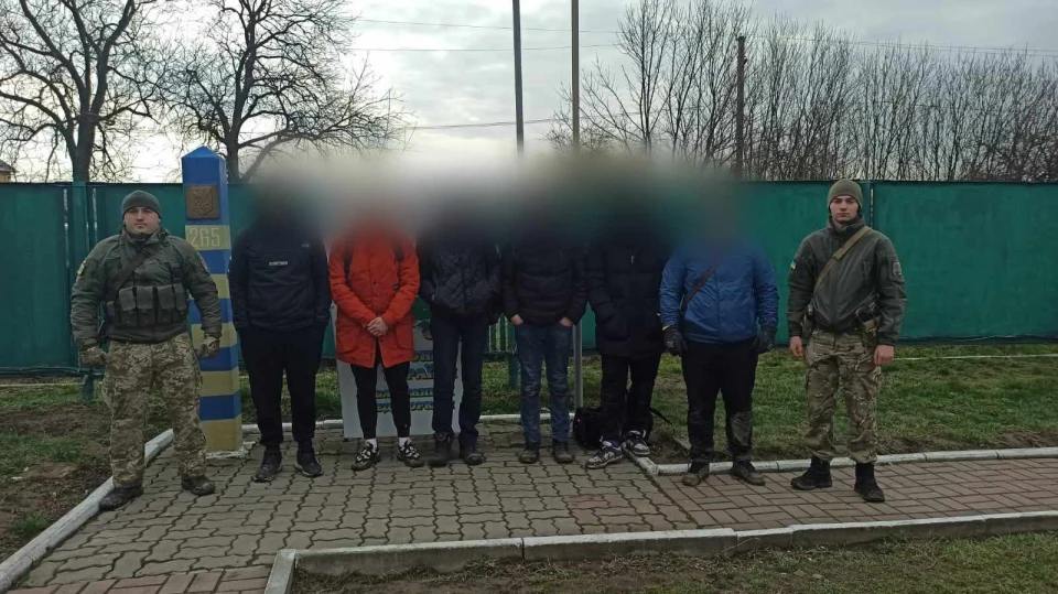 На Закарпатті прикордонники з пострілами затримали шістьох чоловіків, які планували втекти до Угорщини