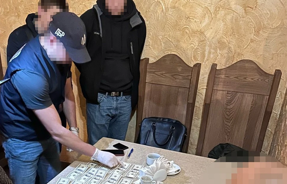 На Закарпатті викрили посадовця митниці, який брав "відкати" за вивезення валюти та підакцизних товарів за кордон