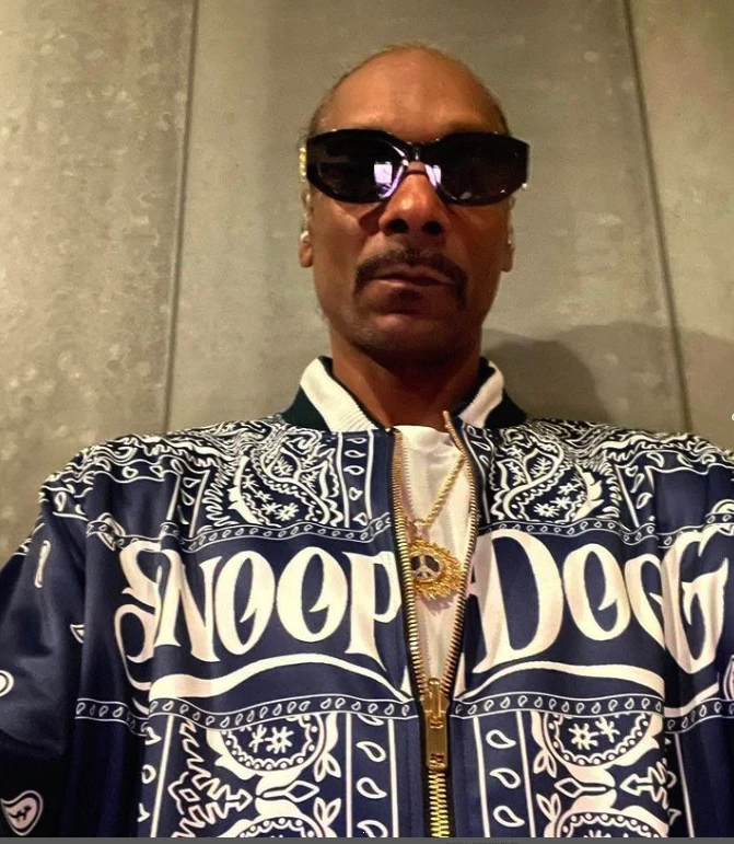 На фото: Snoop Dogg у прикрасі Peace for Ukraine Necklace