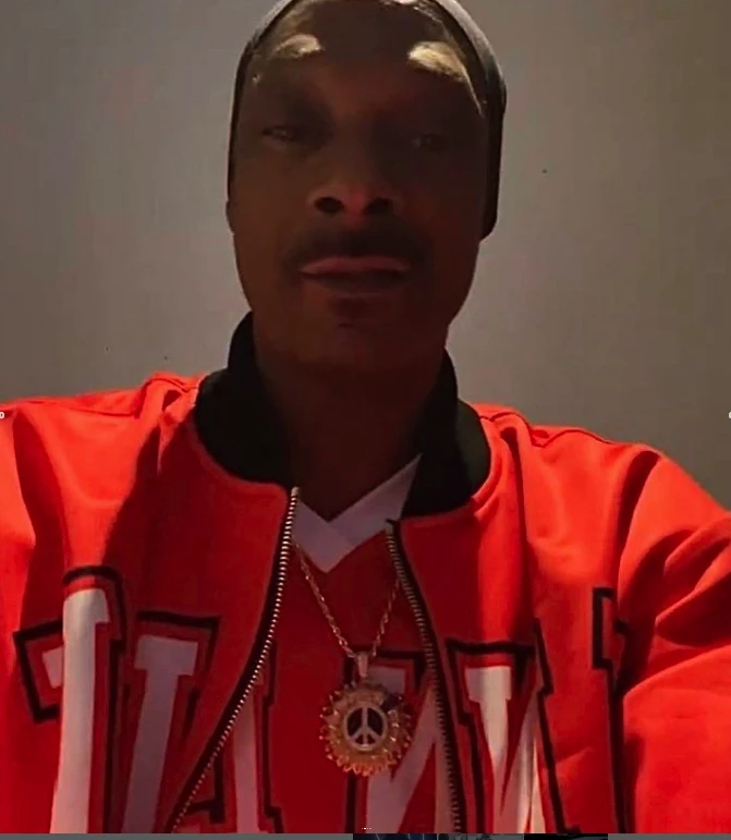 На фото: Snoop Dogg у прикрасі Peace for Ukraine Necklace