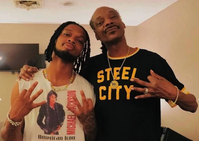 На фото: Snoop Dogg у прикрасі Peace for Ukraine Necklace
