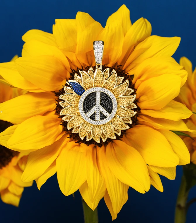 На фото: прикраса Peace for Ukraine Necklace