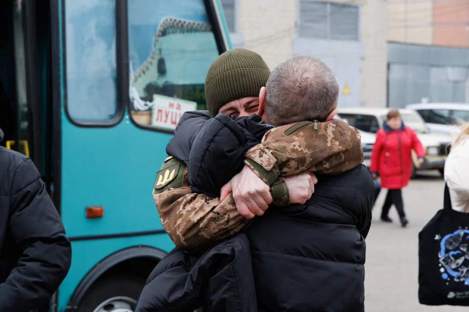 У Луцьку зустріли чотирьох бійців-волинян, які повернулися з полону