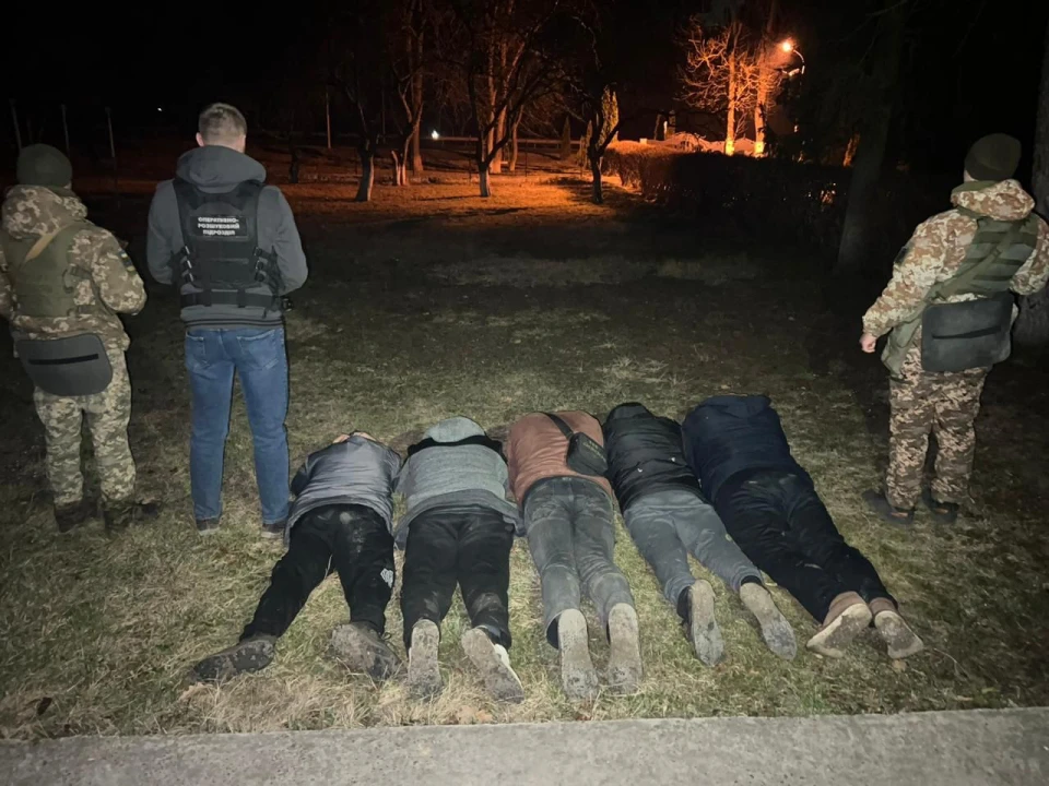 За 150 метрів до кордону з Румунією затримали групу "туристів"