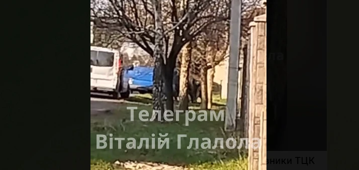 У мережі оприлюднили відео, як на Закарпатті, ймовірно, працівники ТЦК намагалися запхнути чоловіки до буса