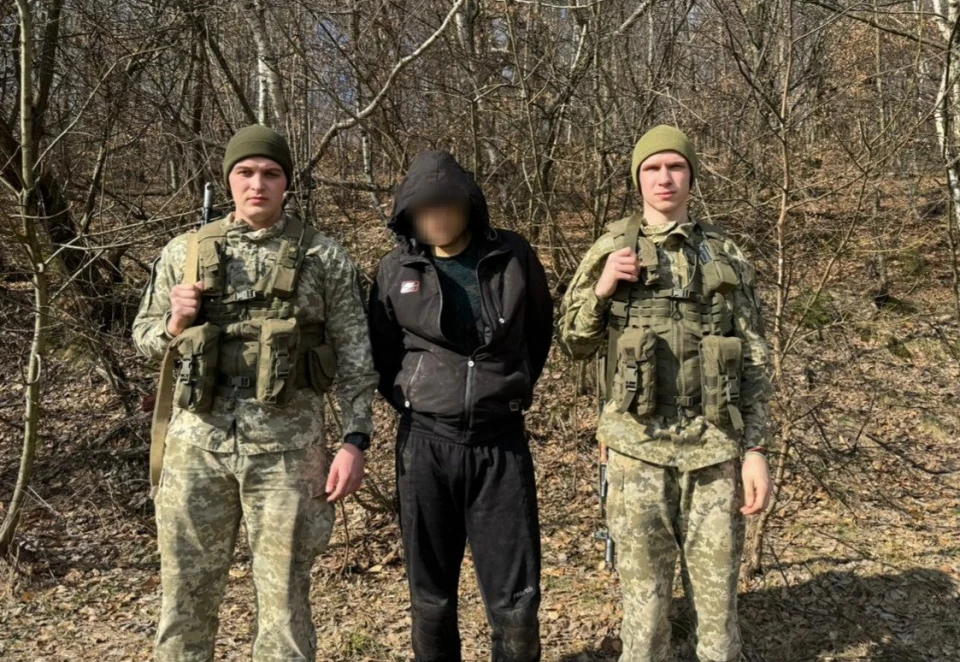 прикордонники виявили знесиленого чоловіка, який хотів пробратися до Словаччини, але заблукав у горах