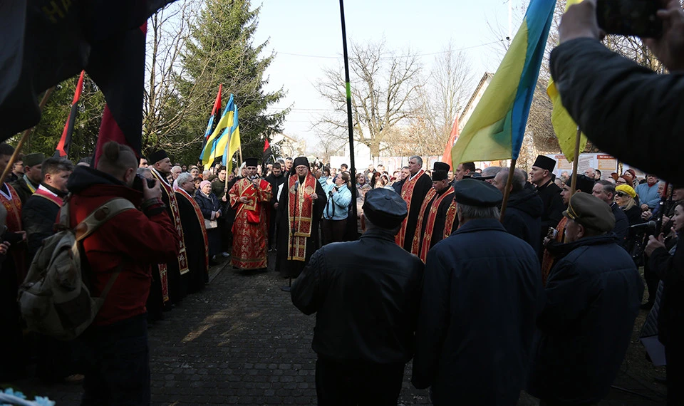 вшанування пам'ять Романа Шухевича біля зруйнованого музею у Львові
