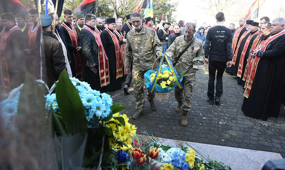 вшанування пам'ять Романа Шухевича біля зруйнованого музею у Львові