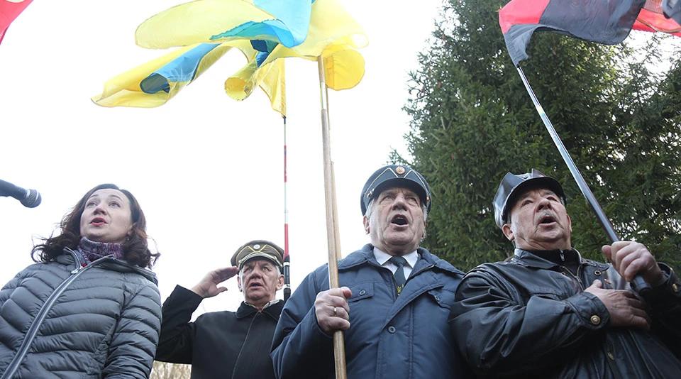 вшанування пам'ять Романа Шухевича біля зруйнованого музею у Львові