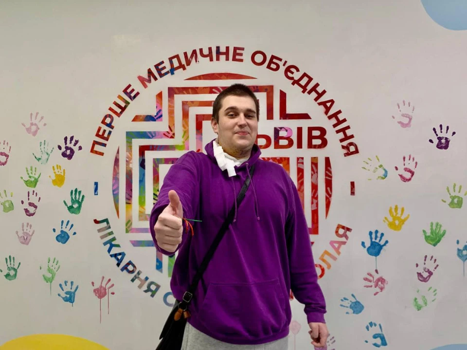 хлопець, якому видалили пухлину