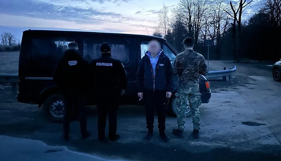 Біля кордону з Румунією затримали п’ятьох чоловіків разом з провідником