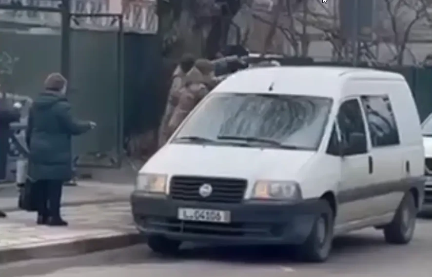 У Львові люди у військовій формі "запакували" чоловіка в бус. ТЦК відреагував