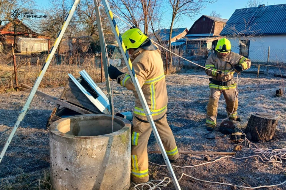 Пішла набирати воду: на Рівненщині 92-річна жінка впала у колодязь
