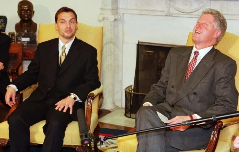 Молодий Віктор Орбан (ліворуч) та експрезидент США Білл Клінтон