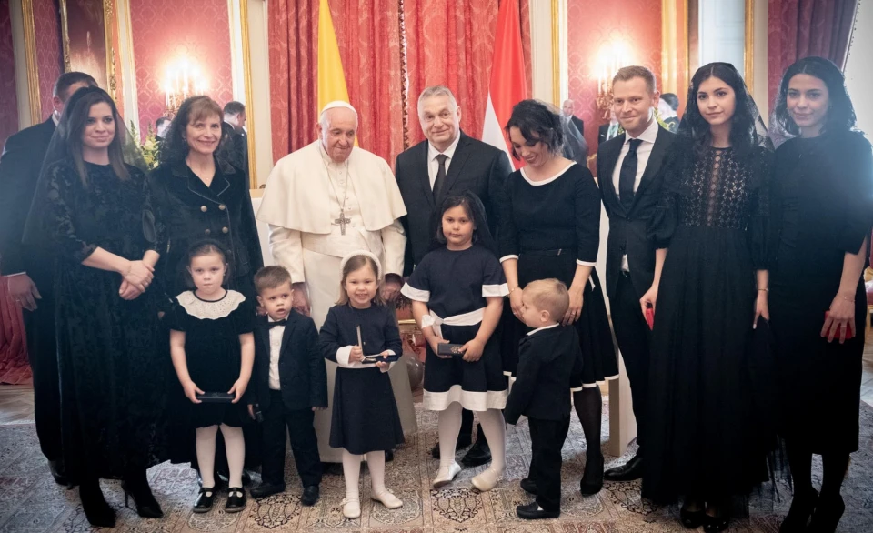 Папа Франциск також зустрівся з родиною Віктора Орбана і сфотографувався з ними. На світлині також є доньки та онуки прем'єр-міністра, відсутній лише його син Гашпар.