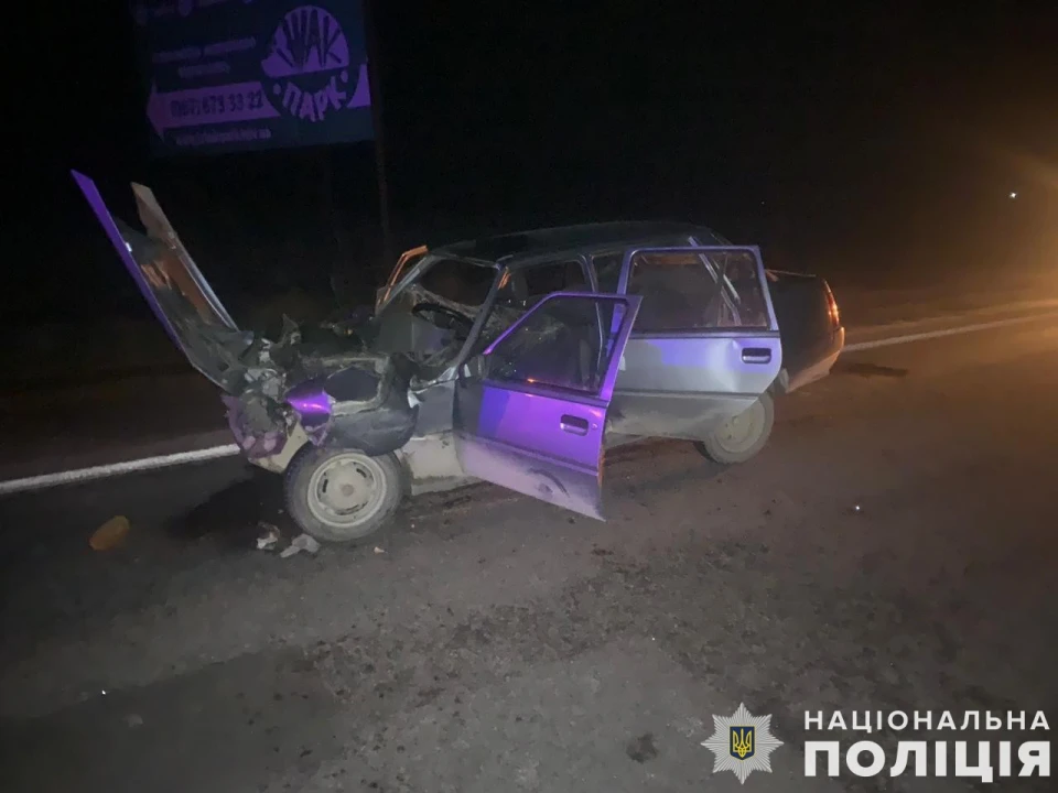 Унаслідок зіткнення авто з вантажівкою на трасі Київ – Чоп травмовані двоє людей