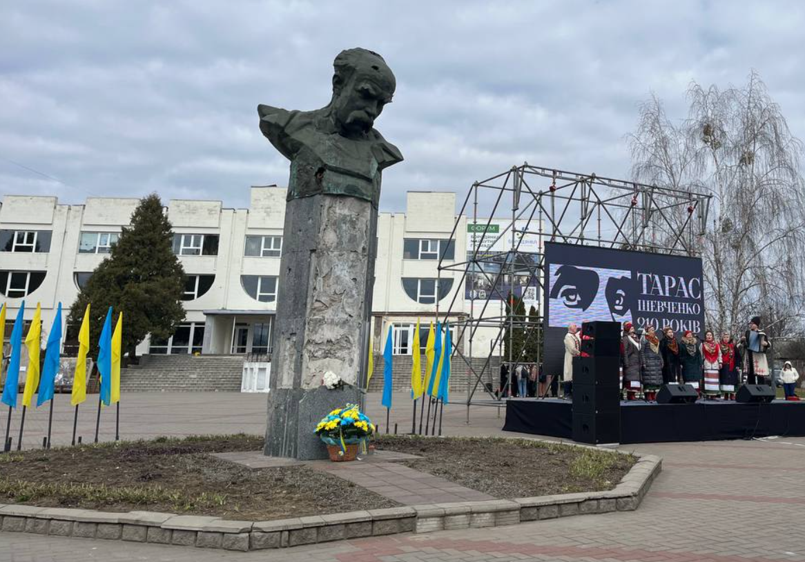 У Бородянці проходять рекордні читання віршів Шевченка. Читайте на UKR.NET