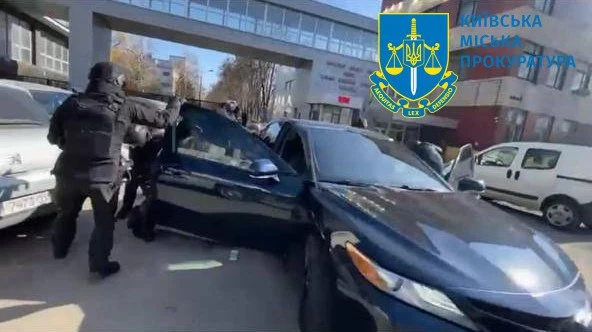 Шахраї видавали себе за працівників ТЦК та ДБР та під погрозами відправки на фронт ошукали киянина на 1,7 млн грн