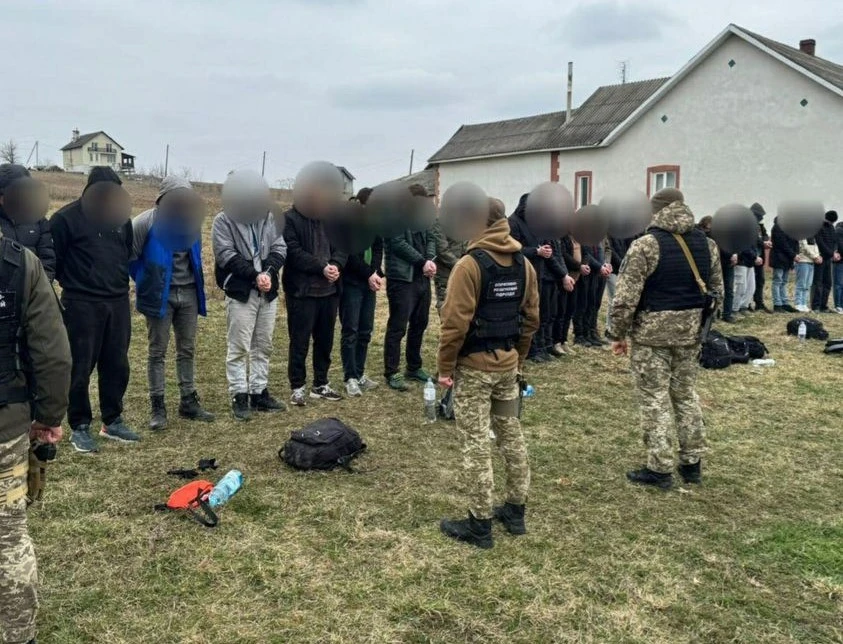 На Буковині повідомили про підозру водію, який намагався вивезти 34 ухилянтів