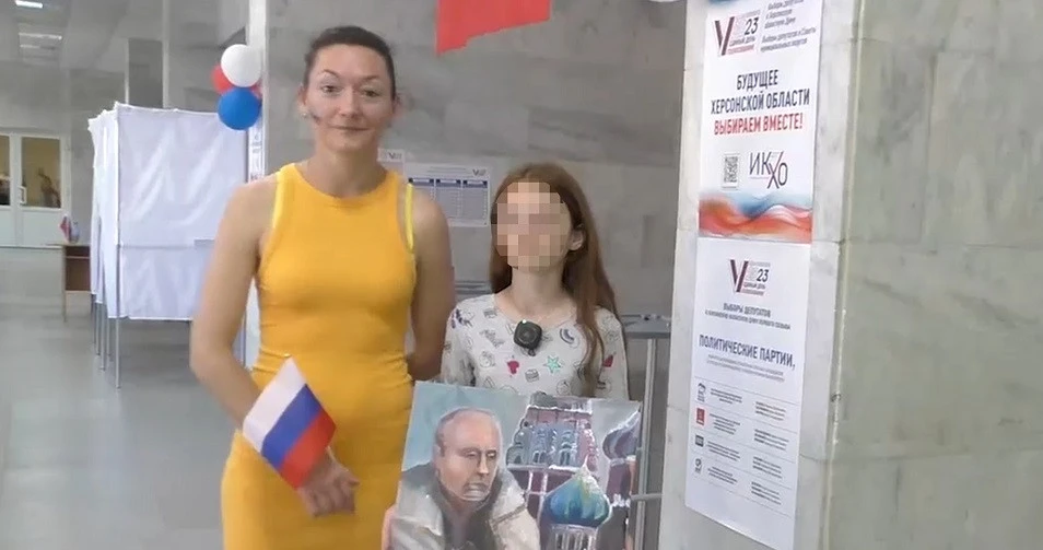 Проросійській активістці з окупаційної адміністрації Скадовська, яка залучила до "політичної діяльності" неповнолітню доньку, оголосили підозру