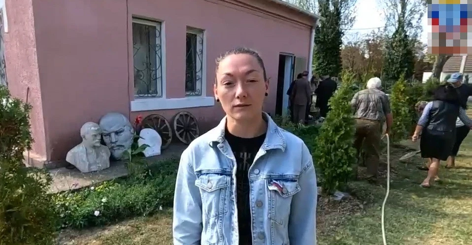 Проросійській активістці з окупаційної адміністрації Скадовська, яка залучила до "політичної діяльності" неповнолітню доньку, оголосили підозру