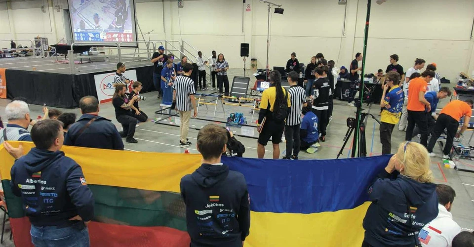 литовські школярі у змаганнях з робототехніки