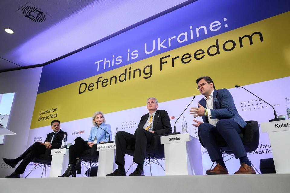 Ведучий CNN Фарід Закарія (ліворуч), головний редактор The Economist Сьюзен «Занні» Мінтон Беддоз (2-й ліворуч), історик Тімоті Снайдер (2-й праворуч) і міністр закордонних справ України Дмитро Кулеба (праворуч) відвідують подію в кулуарах Щорічна зустріч