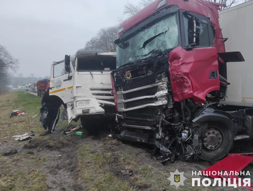 Унаслідок ДТП з вантажівками на трасі Київ-Чоп постраждав один із водіїв
