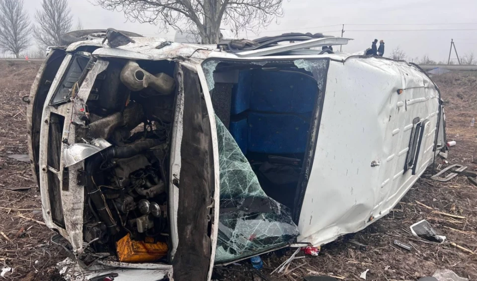 На Дніпропетровщині маршрутка з пасажирами вилетіла в поле й перекинулась