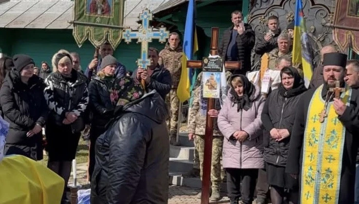 На Буковині священник УПЦ МП не впустив родину з тілом загиблого воїна до церкви і відмовився відспівувати