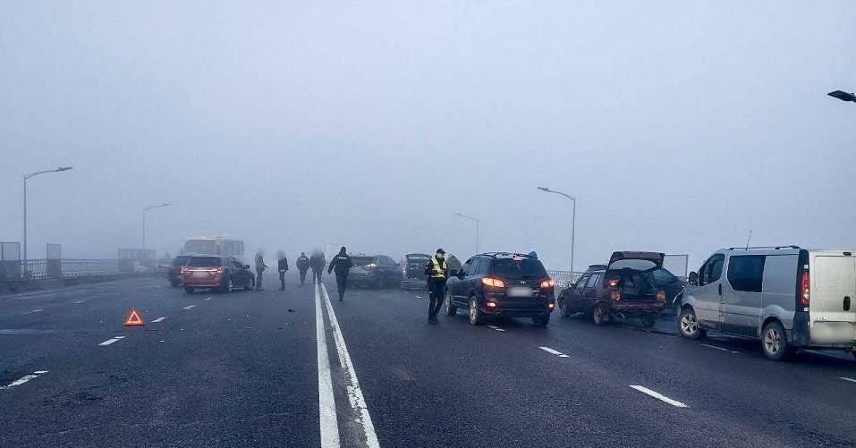 На Скнилівскому мості сталося три ДТП, зіштовхнулося близько 25 авто