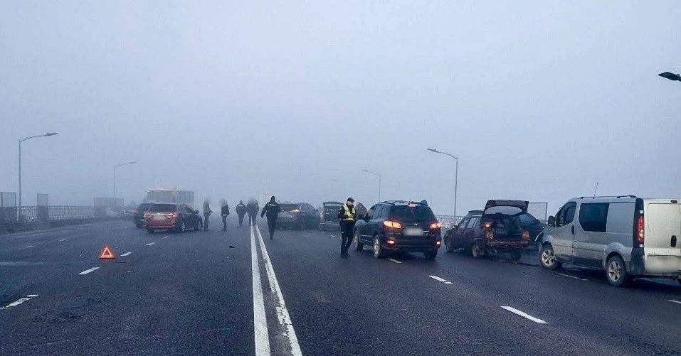 На Скнилівскому мості сталося три ДТП, зіштовхнулося близько 25 авто
