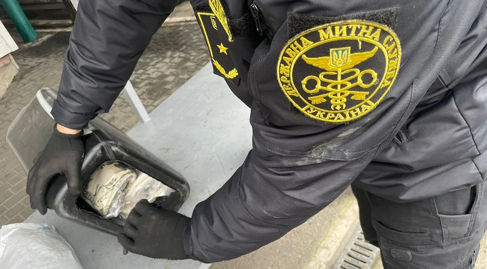 Волинянка приховала від митників імпортний одяг у каністрах для бензину