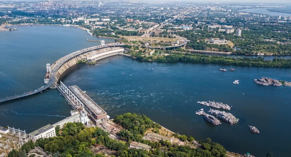 Russia attacks Dnipro Hydroelectric Station, fakes its destruction