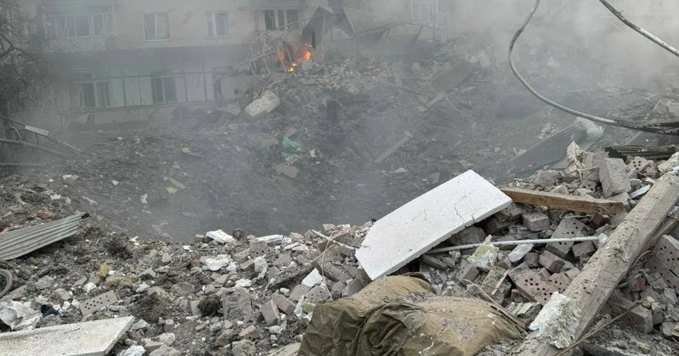 Хмельницькі патрульні спільно з екстреними службами допомагають людям, долають наслідки ворожих обстрілів.