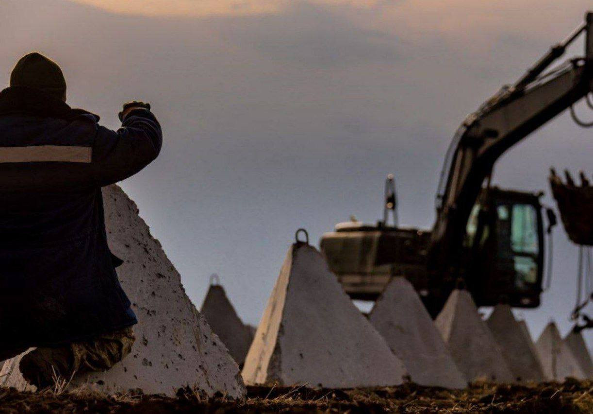 Why is Ukraine building fortifications in 3rd year of full-scale war?