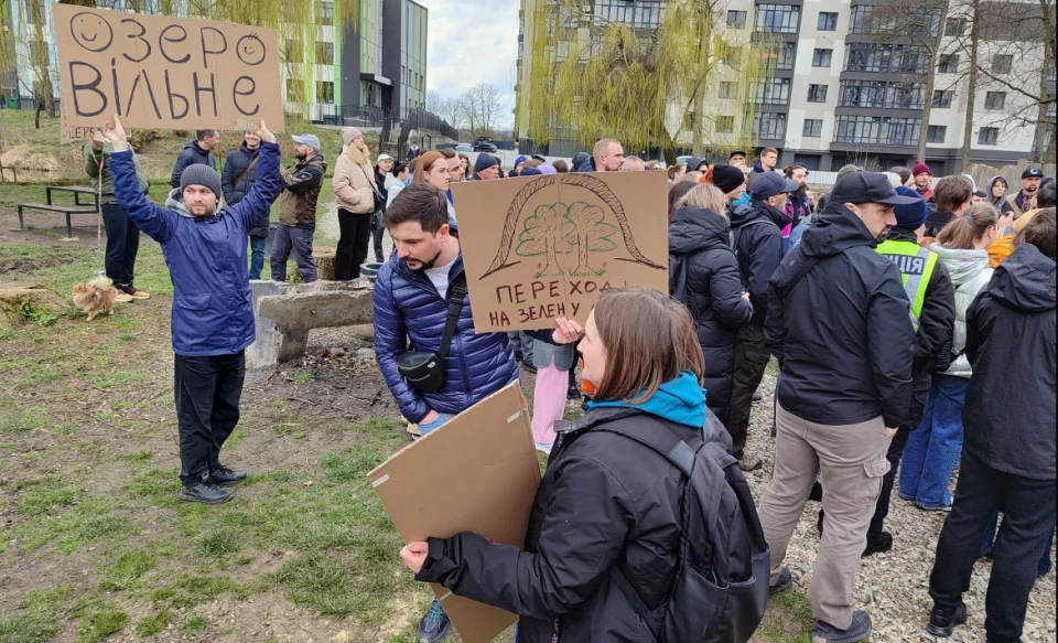 протест проти забудови біля озера у Франківську