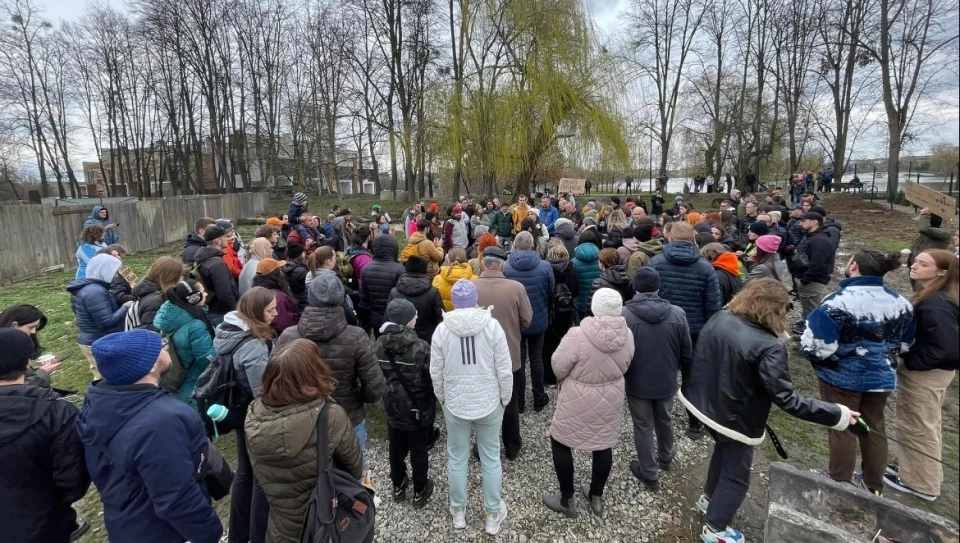 протест проти забудови біля озера у Франківську