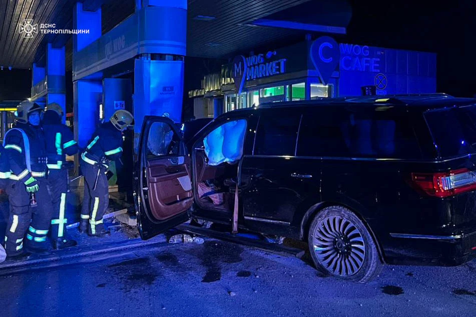 автівка в'їхала у АЗС