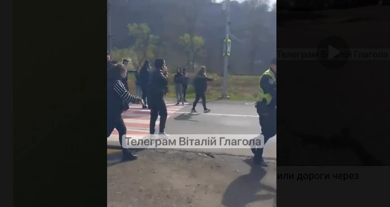 На Закарпатті жінки перекрили трасу Київ - Чоп "через "мобілізацію та проти ТЦК"