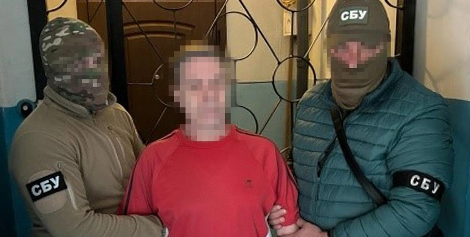 СБУ затримала двох охоронців російської катівні в Херсоні: їх доправили на Закарпаття