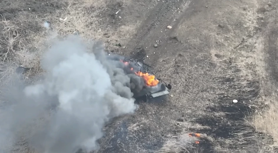 Воїни 103-ї бригади ТрО влетіли FPV-дроном в БМП окупантів і підірвали його зсередини