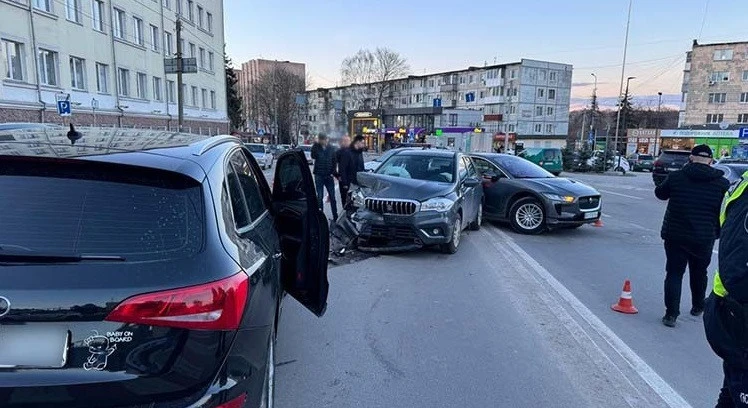 Зіткнулося чотири автівки: у Тернополі правоохоронець спричинив ДТП