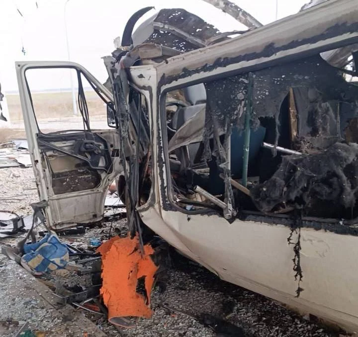 На Херсонщині окупанти атакували дронами автобус з гуманітаркою