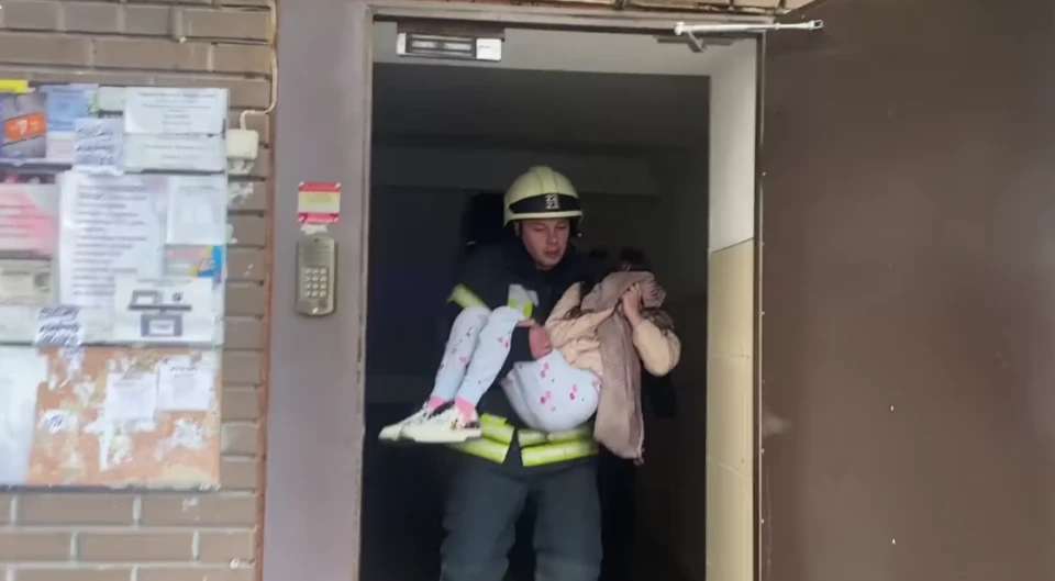 У Хмельницькому під час пожежі в багатоповерхівці надзвичайники врятували трьох людей
