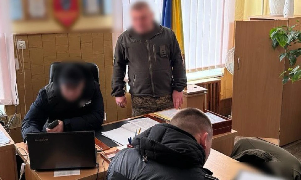 10 000 доларів непридатність до служби: на Хмельниччині поліція знешкодила корупційну схему