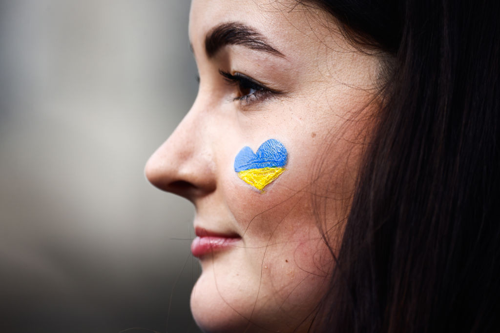 на фото: українська жінка