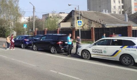 У Львові зіткнулися дві автівки, після чого одна з них наїхала на велосипедиста